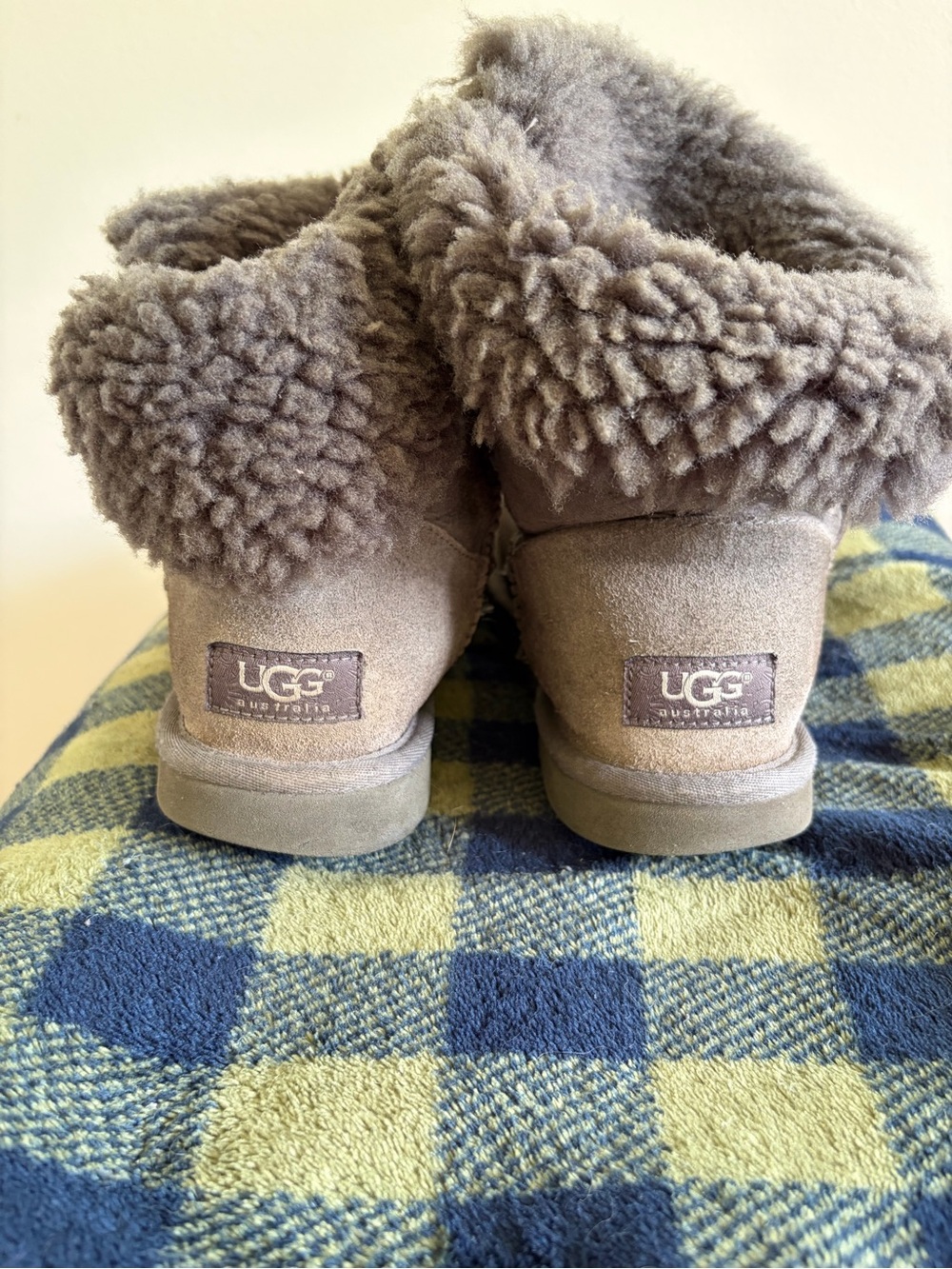 UGG Mini Bailey Button Grey Sheepskin Suede Boots Women's Size 7
